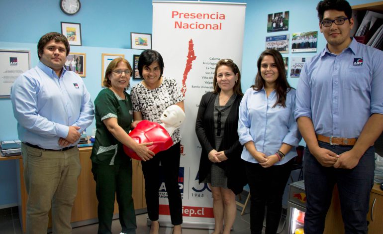 AIEP Antofagasta realiza donación de maniquí para reanimación a jardín infantil
