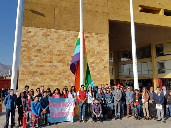 Municipalidad de antofagasta izó banderas de la diversidad y trans en “día contra la homofobia y transfobia”.