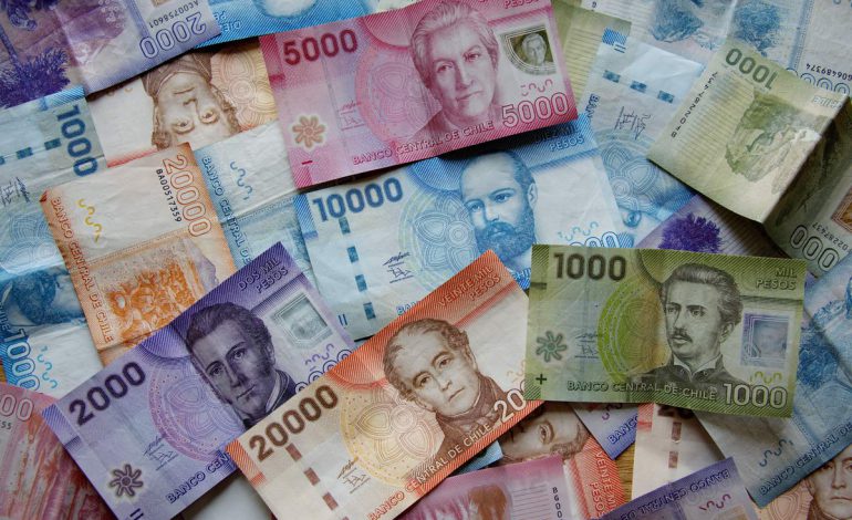 Pasajera de Ciktur encontró 108 millones de pesos en efectivo al equivocarse de maleta
