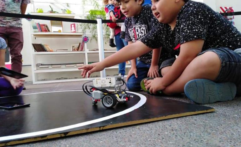 Niños y niñas de Sierra Gorda aprenden robótica educativa